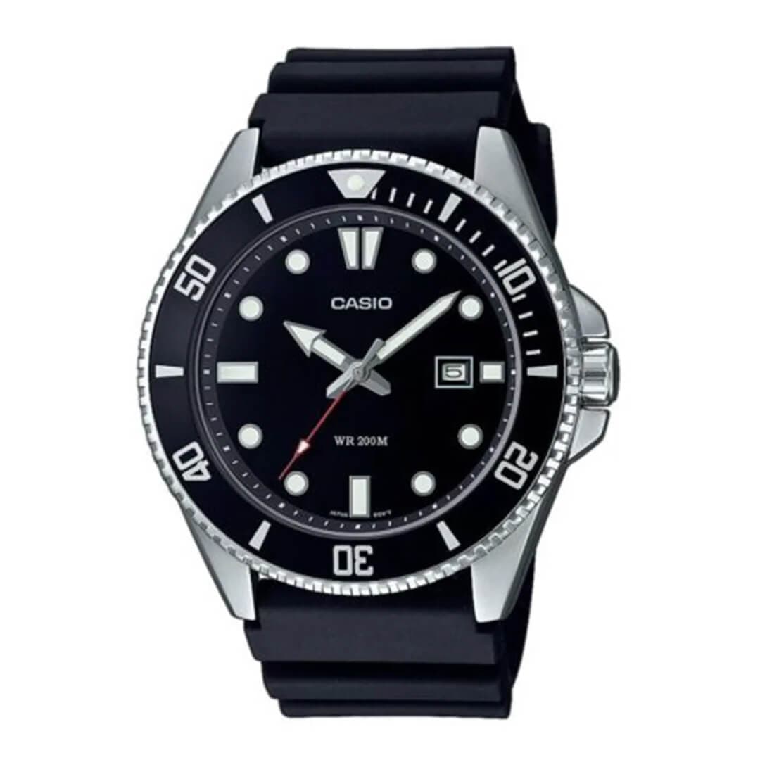 Casio armbåndsur med svart urskive, hvite markører, datovisning og svart rem. Sølvfarget bezel med minuttmarkeringer, vanntett ned til 200 m.