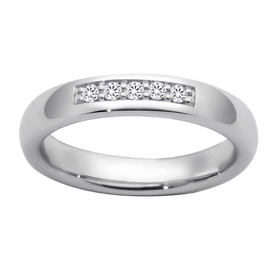 Sølvring med seks små runde diamanter innfelt i en rett rad på oversiden.