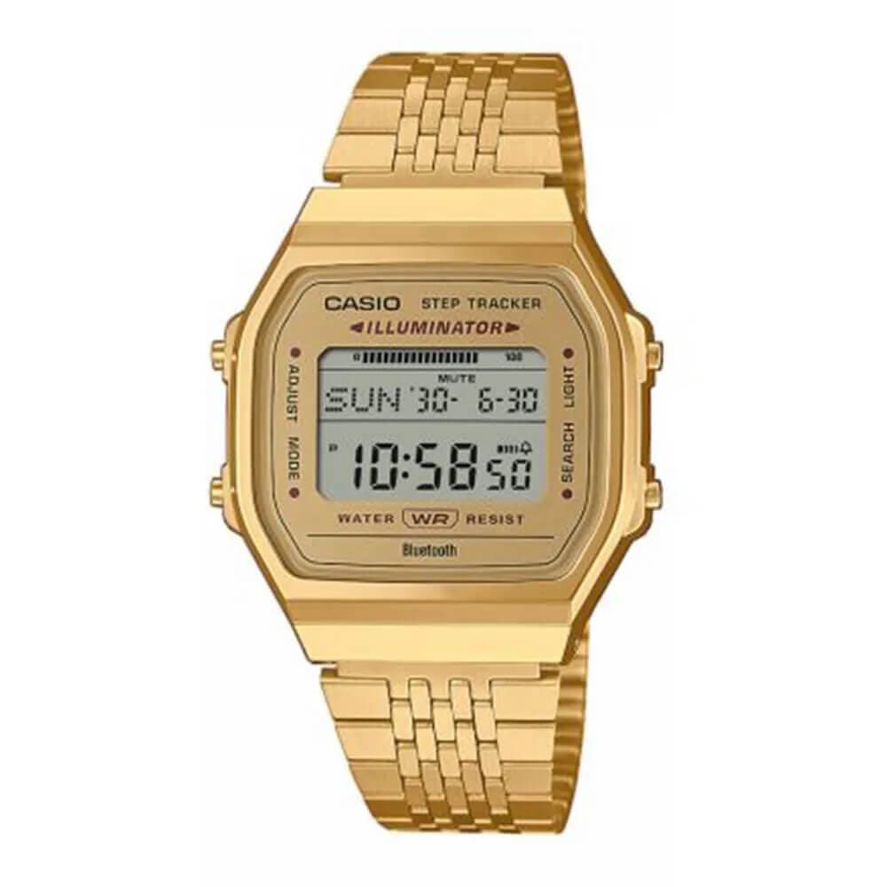 Gullfarget Casio digitalklokke med metalllenke, som viser tiden «10:58:50» og datoen «Sun 30-6». Funksjoner inkluderer skrittsporing og Bluetooth.