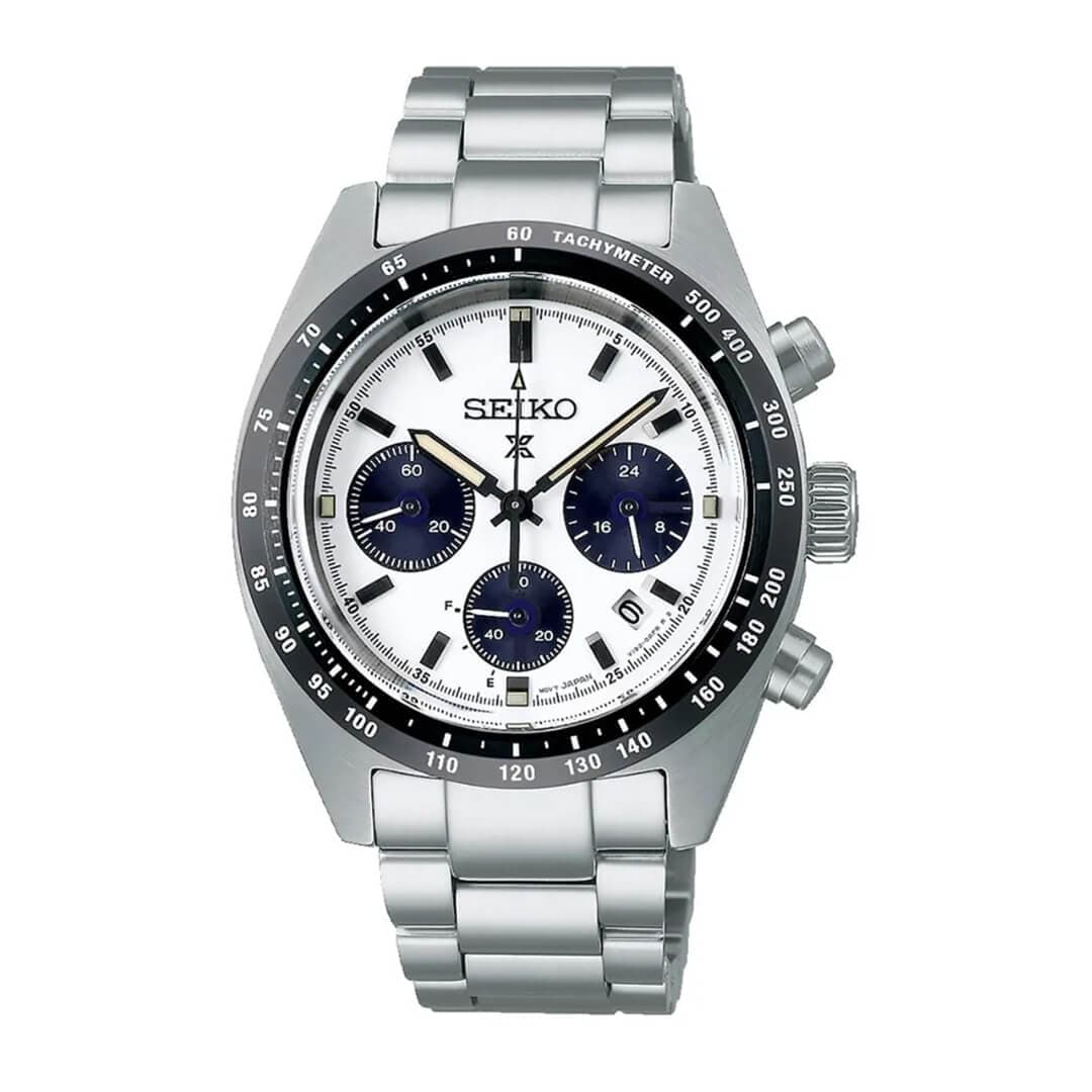 Sølvfarget Seiko kronografklokke med hvit urskive, tre blå underurskiver, svart takymeter-kant og metalllenke.