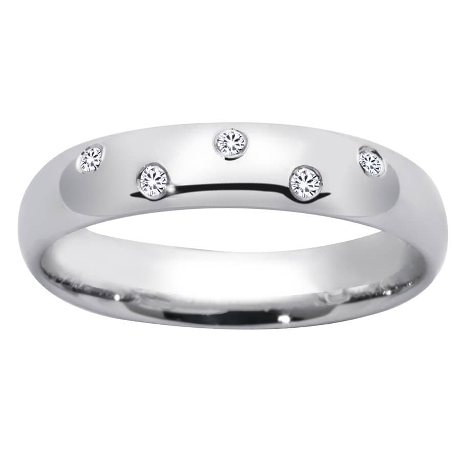 Sølvring med glatt overflate med fem jevnt fordelte, små runde diamanter innebygd rundt båndet.